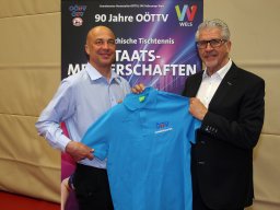 c_photo_plohe_d1521_schiedsrichter erhalten neue t-shirt vom prasidenten wolfgang gotschke